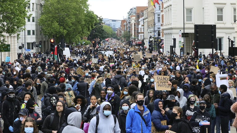 Miles de personas se movilizan en Londres (Aaron Chown/PA via AP)