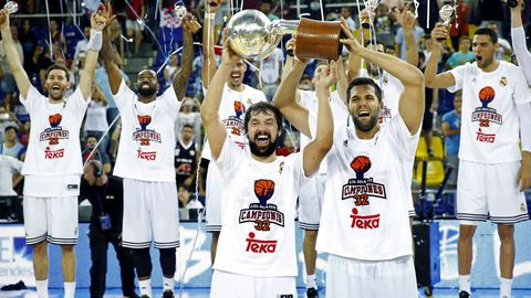Felipe Reyes levanta una Liga junto a Sergio Llull / La Voz de Galicia