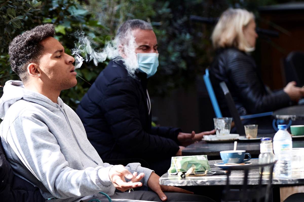 Las mascarillas en exteriores son un error al igual que continuar fumando en plena calle sin distancia / Diario Médico 