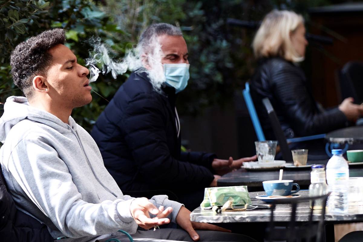 Las mascarillas en exteriores son un error al igual que continuar fumando en plena calle sin distancia / Diario Médico