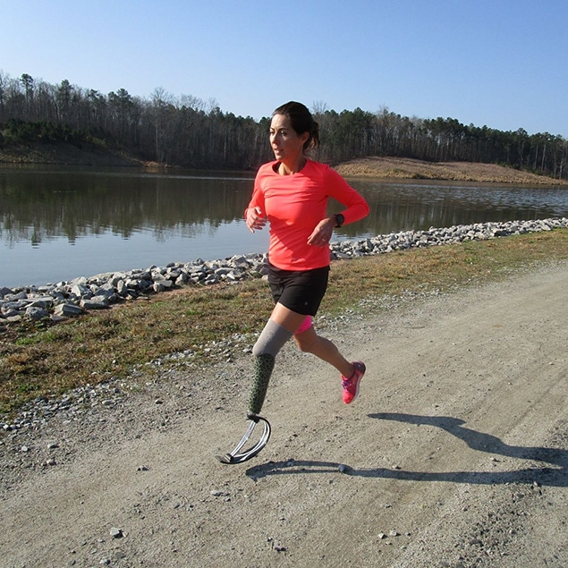 Jacky Hunt - Broersma entrenando /Amputee Coalition