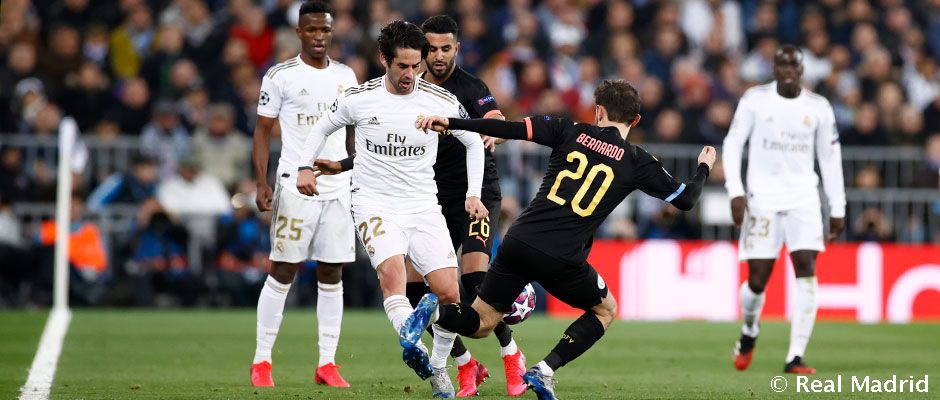 Isco lucha un balón frente a Bernardo / Real Madrid