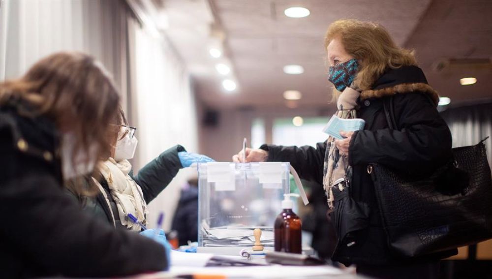 Una señora acude a votar con grandes medidas debido al Covid / Onda Cero