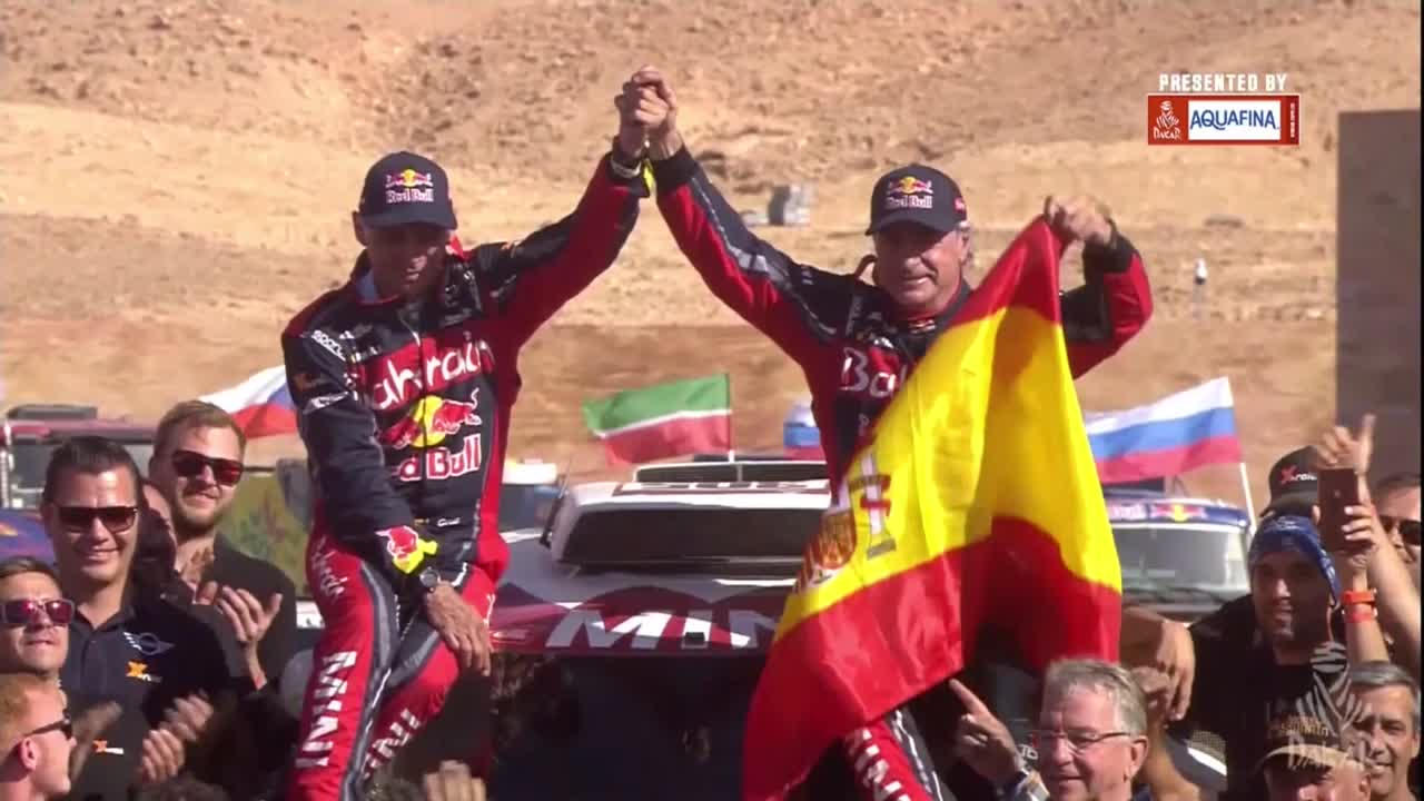 Carlos Sainz celebra el Dakar / El País