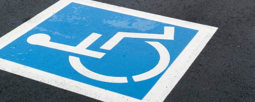 Las asociaciones de las personas con discapacidad reclaman siempre que se respeten los aparcamientos reservados para personas con discapacidad / Urbiotica