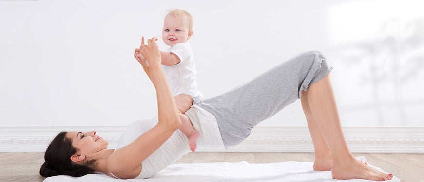 La madre primeriza suele realizar ejercicio con su bebé / PromoFarma