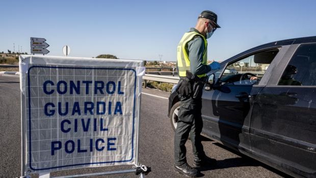 La Guardia Civil ha controlado que la población no se saltaba el cierre perimetral pese a los indicadores / ABC.es