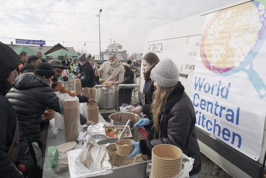 La ONG de José Andrés, World Central Kitchen tratan de combatir el hambre en Ucrania durante el conflicto / Viajes National Geographic 