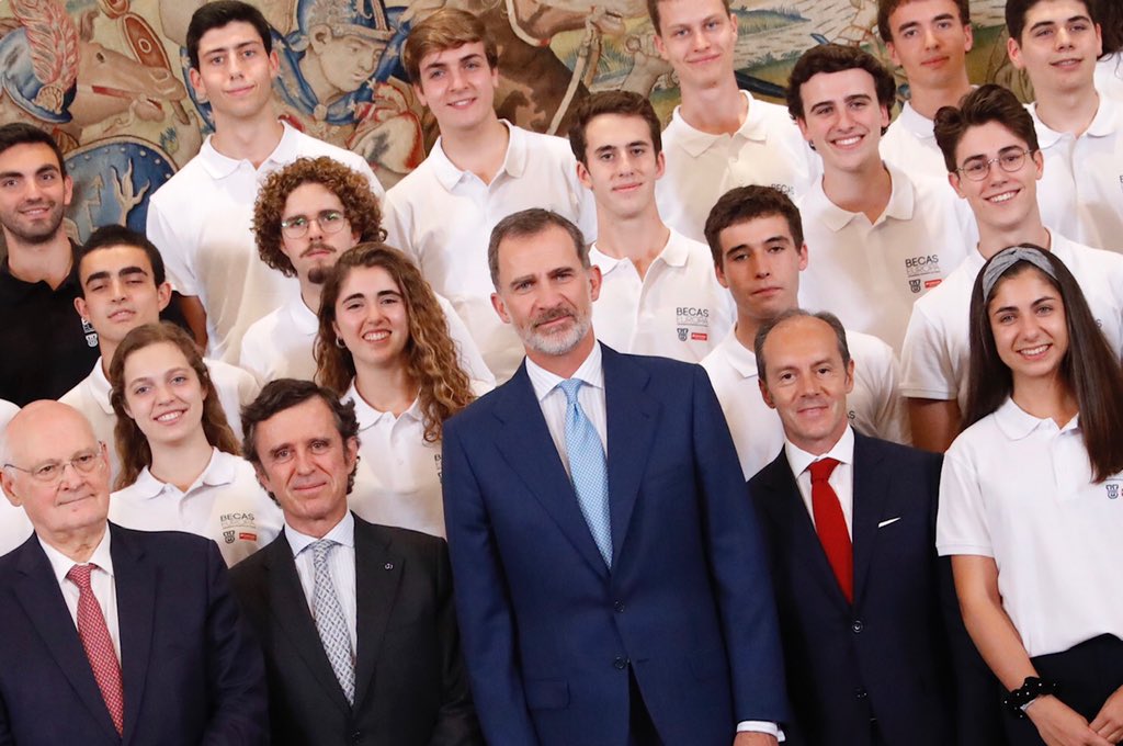 Los ganadores de las Becas Europa posan con el rey Felipe VI / Twitter Becas Europa