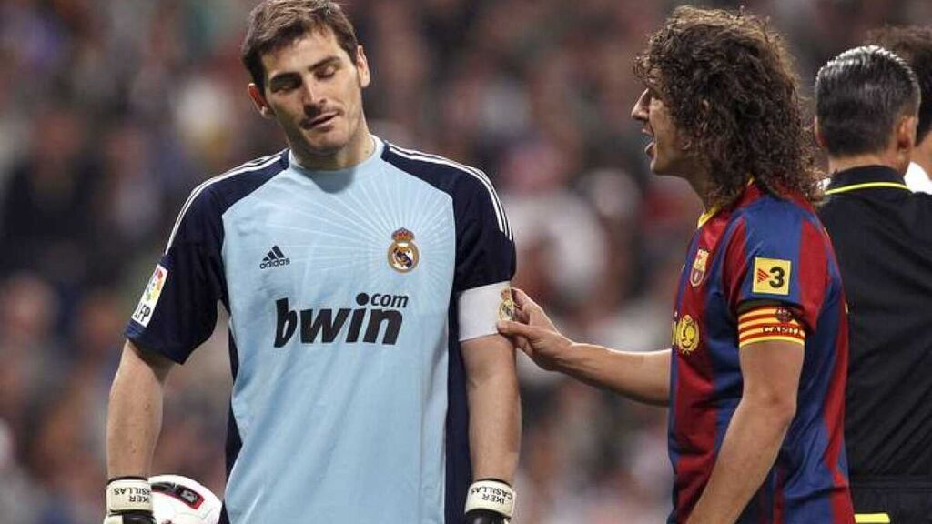 Casillas junto a Puyol en uno de los "Clásicos" / El Español