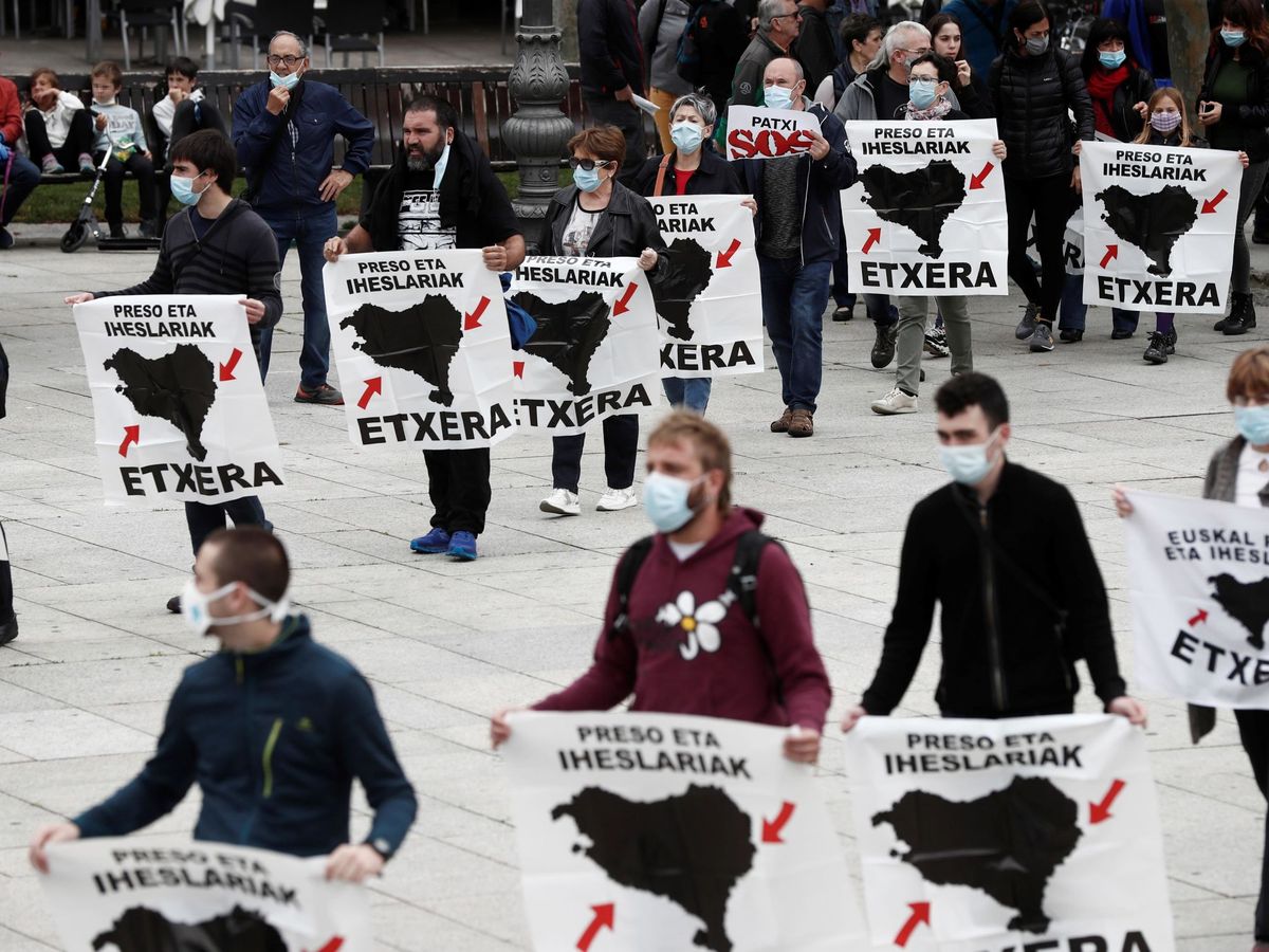 Varias personas piden la devolución de los presos de ETA a las cárceles del País Vasco / El Confidencial 
