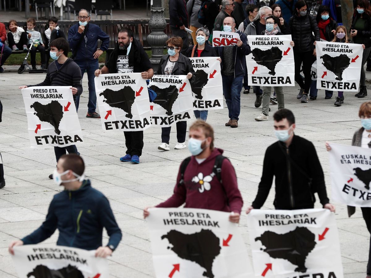 Varias personas piden la devolución de los presos de ETA a las cárceles del País Vasco / El Confidencial