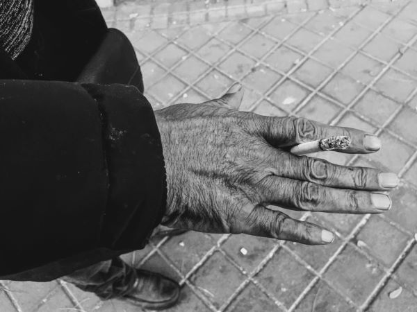 Fotografía de las pertenencias de una persona sin hogar en calle
