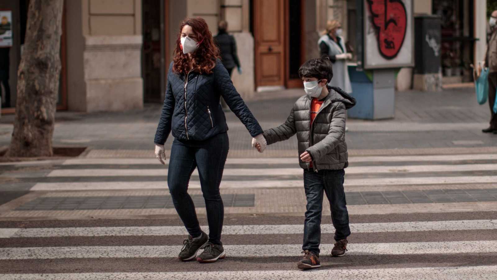 Un niño pasea con su madre / RTVE.es