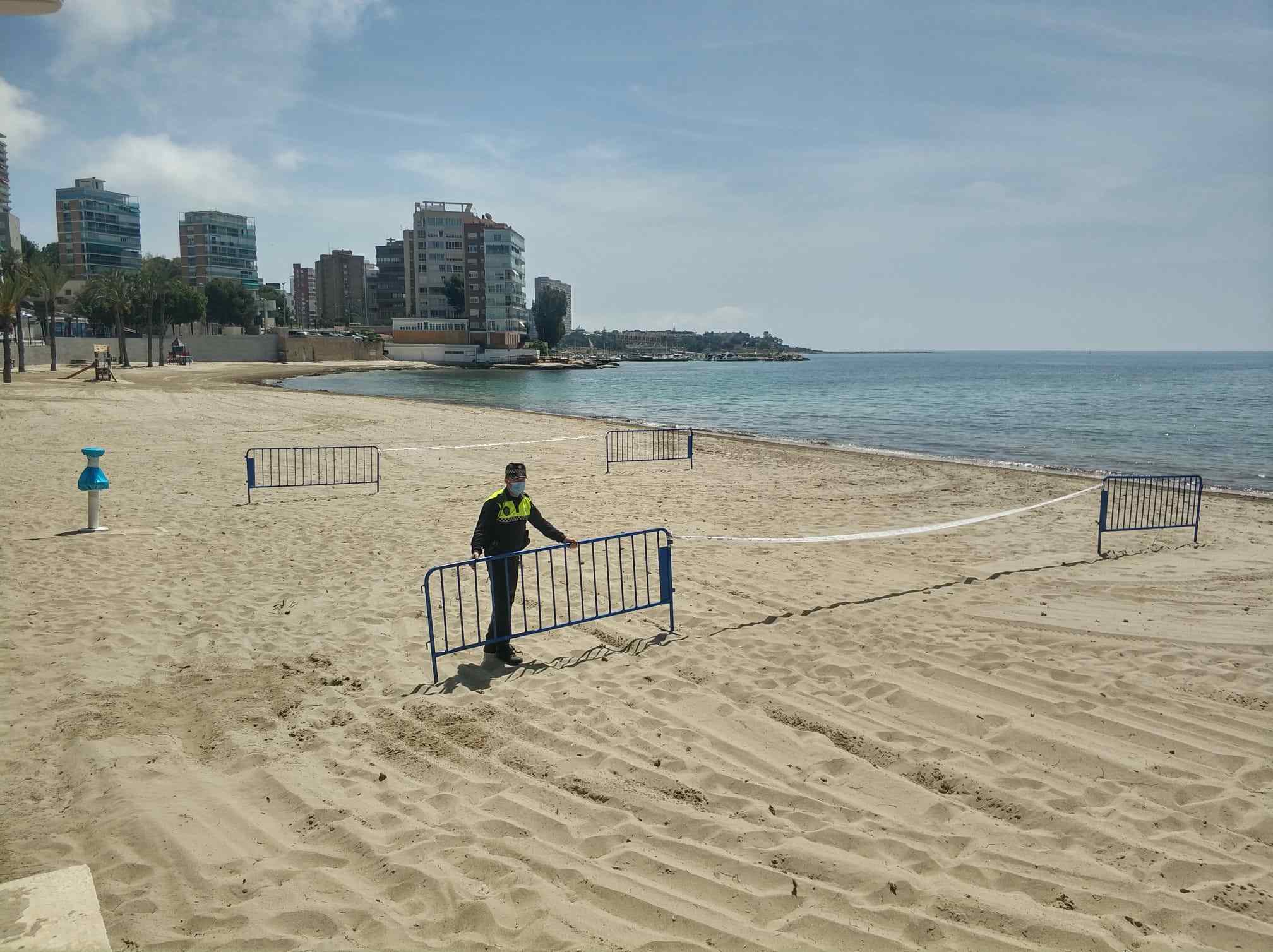 Un policía vallando las diferentes zonas de la playa / Ayuntamiento de Alicante