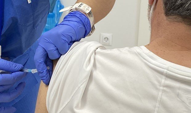 La tercera dosis reduce su eficacia desde el cuarto mes / Redacción Médica