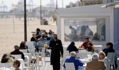 Las restricciones por Covid parecen haber terminado a días de Semana Santa / El País