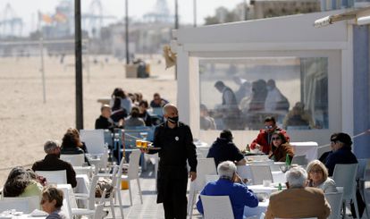 Las restricciones por Covid parecen haber terminado a días de Semana Santa / El País 