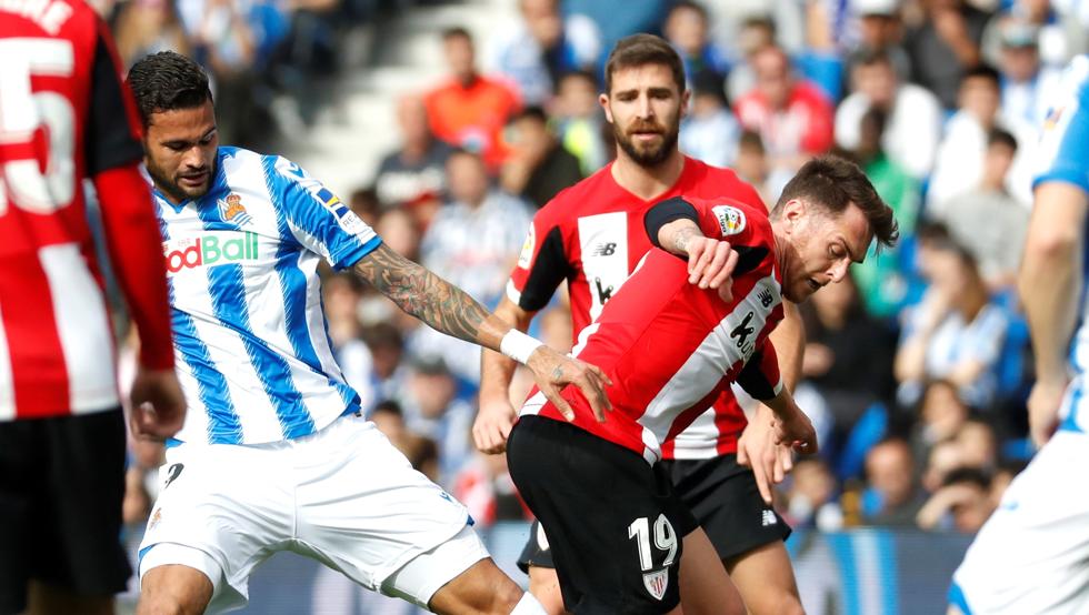 William José disputa un balón a Ibai Gómez / Mundo Deportivo