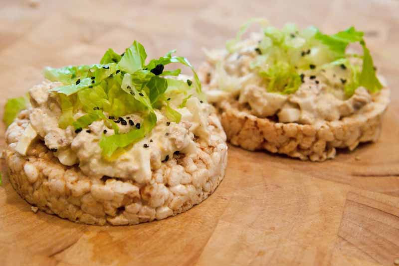  Tortitas de arroz con crema de cacahuete y plátano