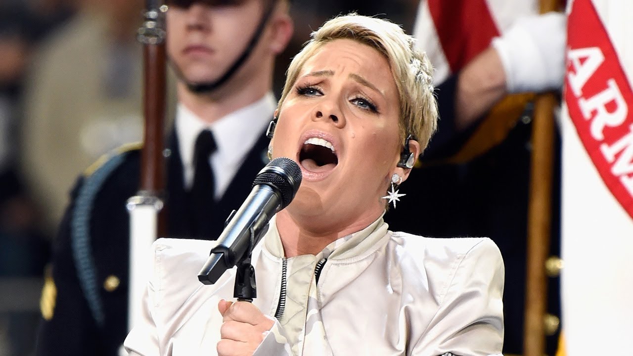 La cantante Pink se ofreció a pagar la multa de la selección femenina de balonmano playa / Youtube 