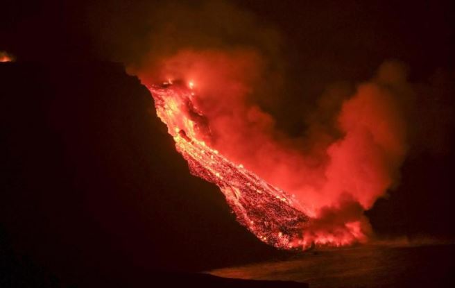 La colada de lava de la erupción volcánica de La Palma llega al mar en una zona de acantilados de casi 100 metros de altura.


ÁNGEL MEDINA / EFE