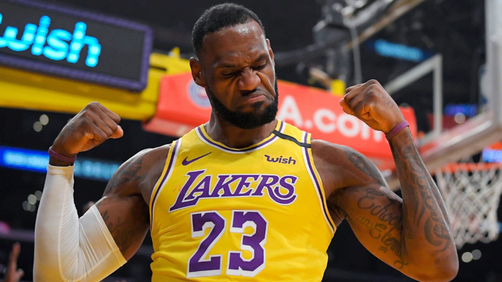 Lebron James durante un partido con los Lakers / EssentiallySports