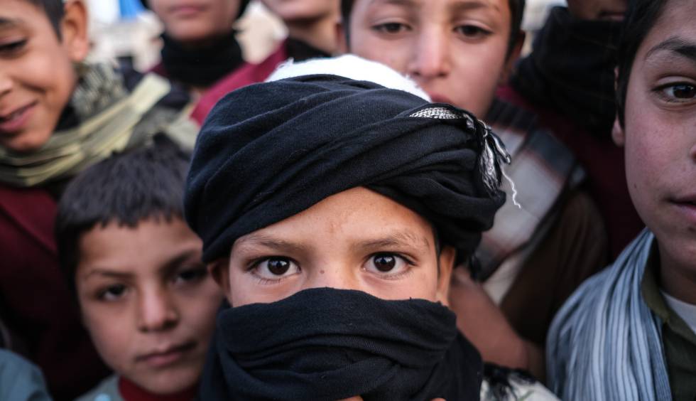 Los niños afganos se enfrentan a una de las crisis más letales en lo que va de siglo / El País