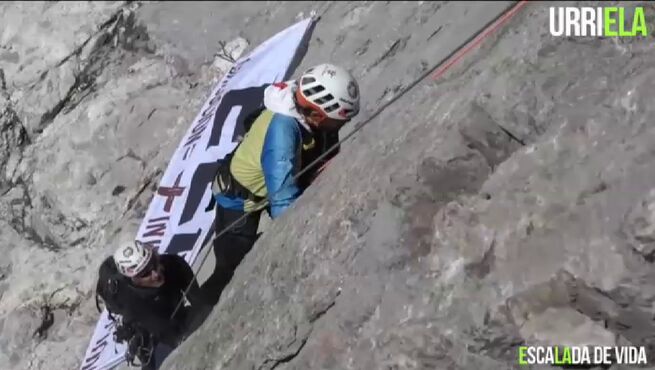 Miguel Ángel Roldán durante la escalada en el Naranjo / ATLAS