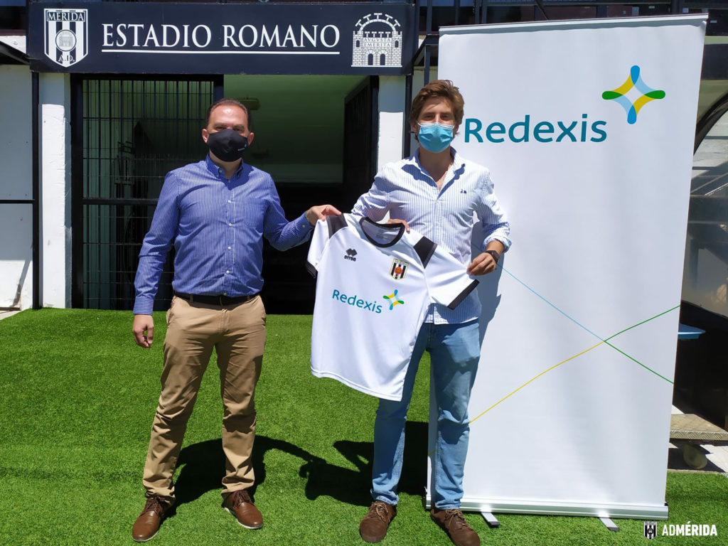 Redexis y la AD Mérida han presentado el acuerdo de patrocinio en el Estadio Romano / AD Mérida