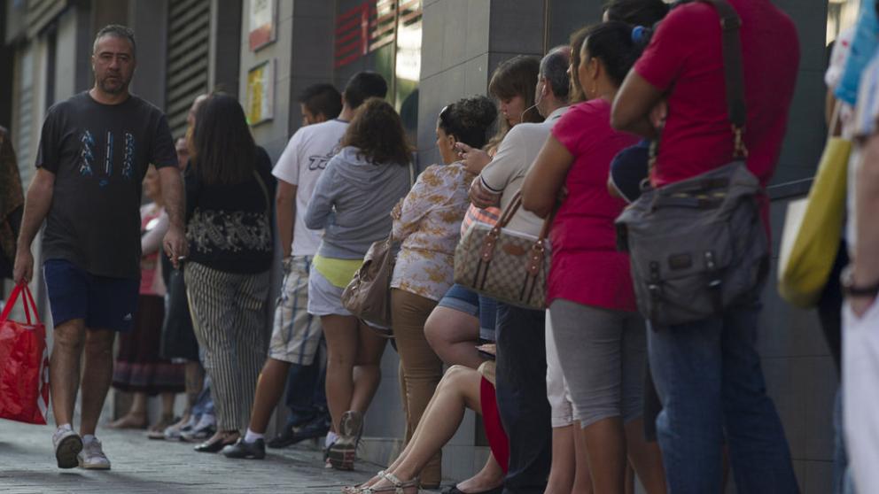 España fue el país donde más aumentó el paro femenino en 2020 / Público