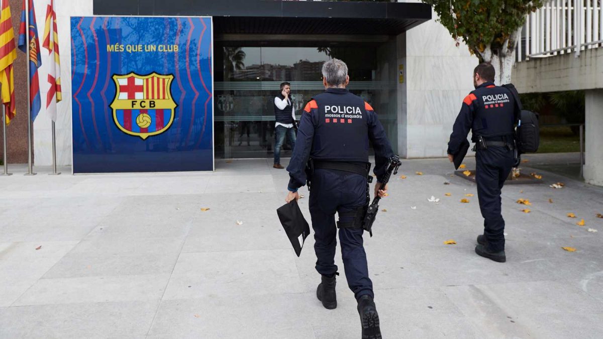 Los Mossos D' Esquadra requieren documentación del BarçaGate en el Camp Nou tras visitar PwC / Conexión Deportiva