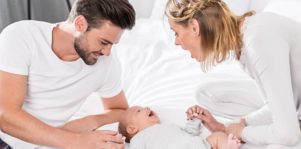 La baja de paternidad y maternidad en España se ampliará en 2022 hasta los 6 meses / Cinco Días - El País