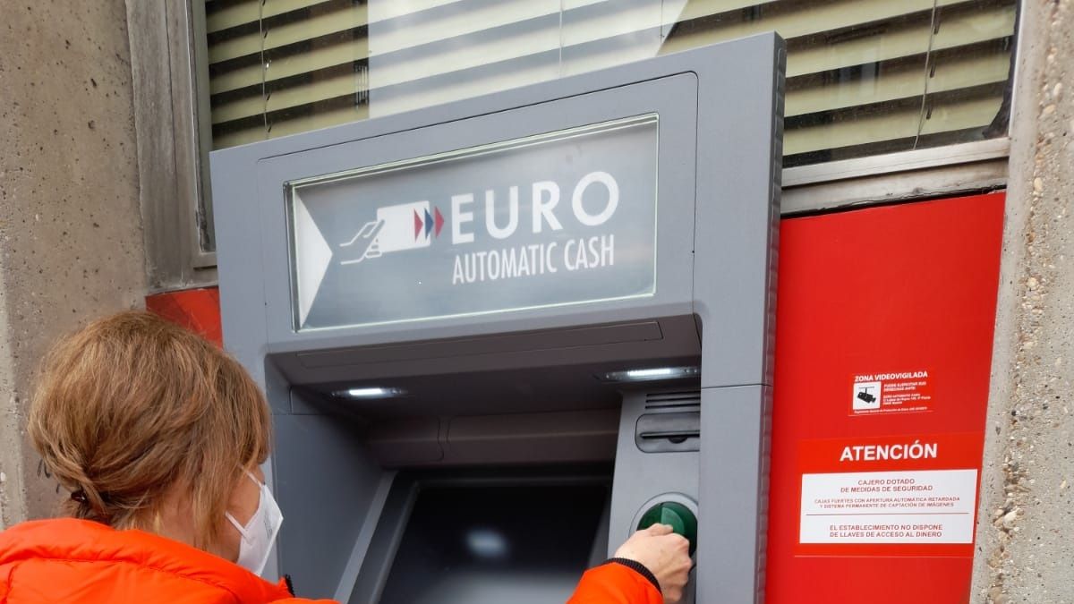 Correos y el Banco Santander llevarán el dinero en efectivo a todos los rincones de España / El Periódico de Aragón