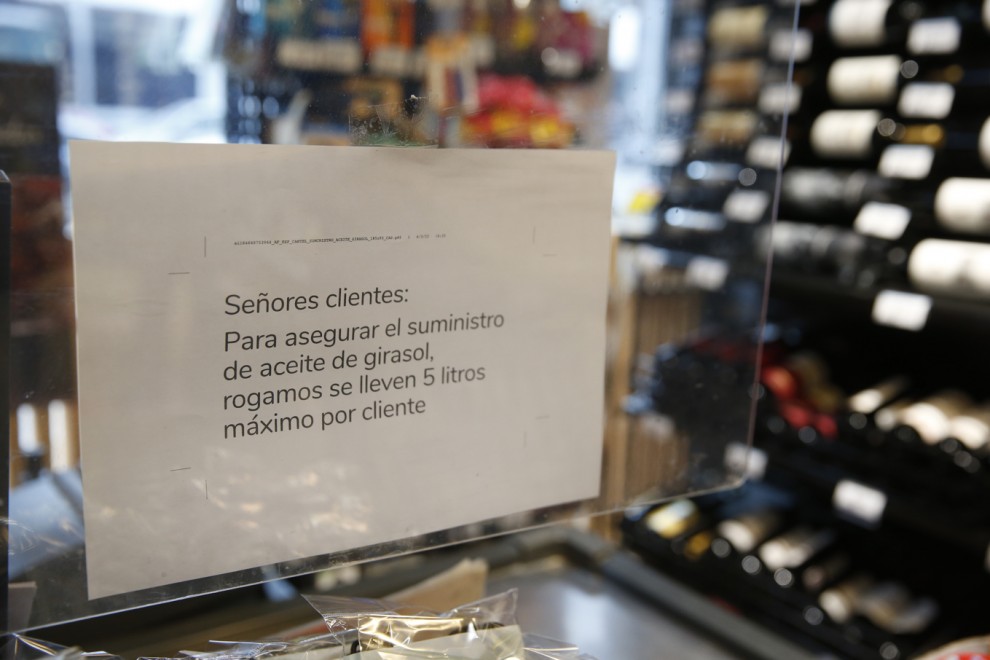 Cartel sobre el suministro de aceite de girasol en un supermercado de Madrid / Diego Fernández para EFE
