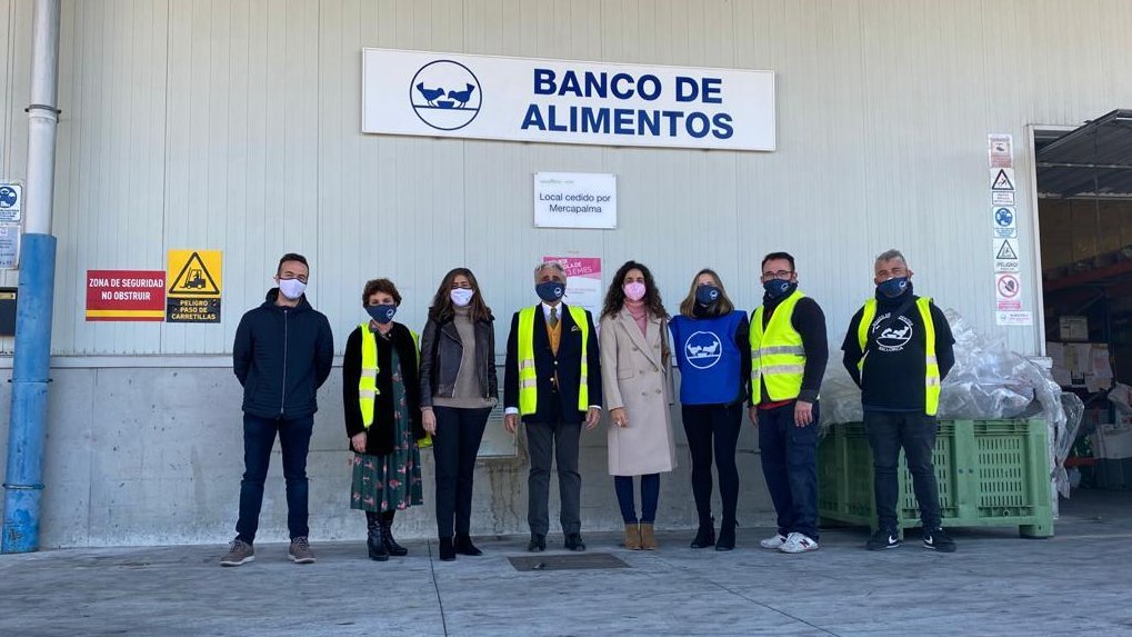 María Francisca Perelló, Directora de la Fundación Rafa Nadal, durante la entrega de alimentos / Fundación Rafa Nadal