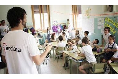 Un voluntario de Acciona imparte un taller / Comunidad ISM