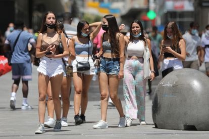 El aumento de los contagios de Covid en jóvenes sube exponencialmente / El País