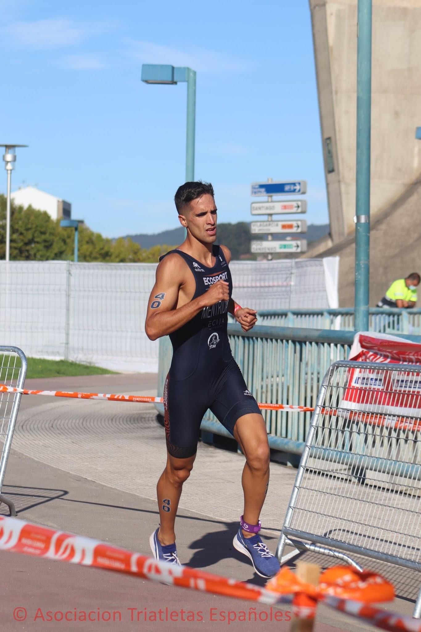 Diego Méntrida durante una prueba de triatlón en Galicia / Asociación de Triatletas Españoles