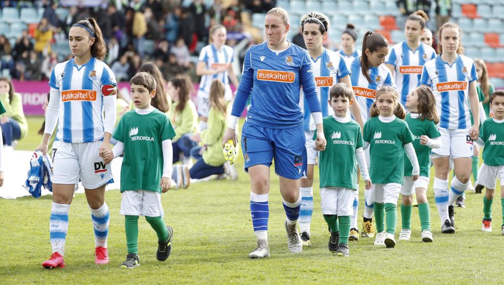 Las jugadoras de la Real Sociedad antes de un partido /Mundo Deportivo