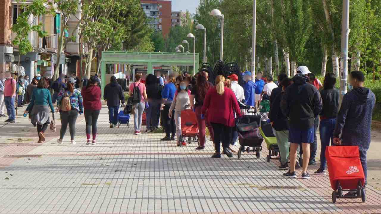 Madrileños hacen cola para conseguir comida