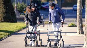 Parapléjicos logran andar a las horas de implantarles un sistema de electrodos en la médula espinal