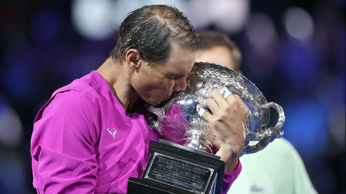Rafael Nadal besa con pasión su segundo Open de Australia / El Periódico 