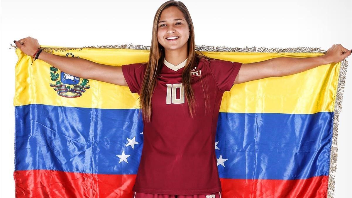 Deyna Castellanos junto a la bandera de su país / El Periódico