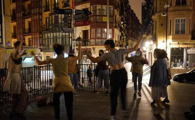 El fin del estado de alarma ha supuesto un temor a que repunten los casos de Covid / El Correo