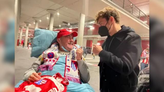 La Ambulancia del Deseo cumplió el deseo de Paco que, después del partido conoció a Griezmann / El Desmarque