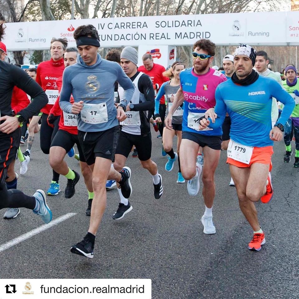 Jota García, en el centro de la foto durante la carrera solidaria de la Fundación Real Madrid / Fundación Real Madrid