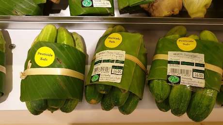 Algunos supermercados han optado por la hoja del plátano para evitar el uso de plásticos.