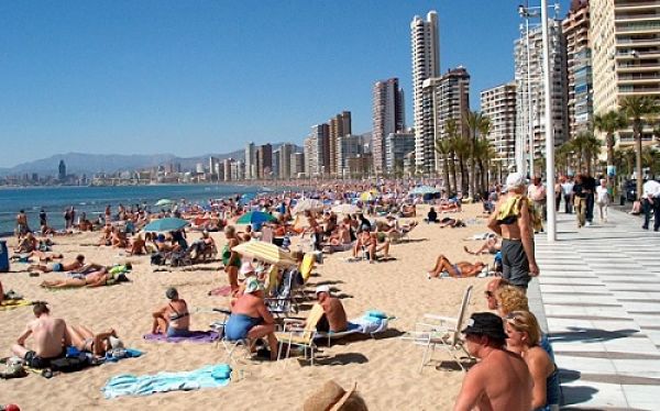 España querrá mantener este verano la mayor parte de turismo británico / Preferente