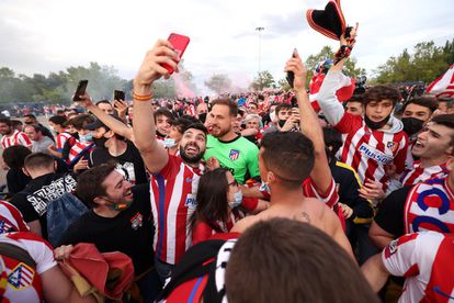 El Atlético celebró la liga en los exteriores de Zorrilla / El País